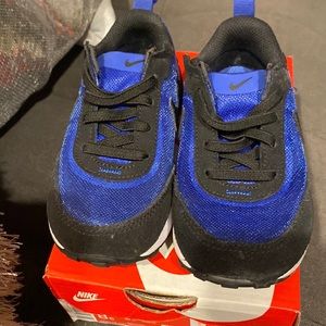 Worn maybe twice Nike shoes extremely cute and versatile